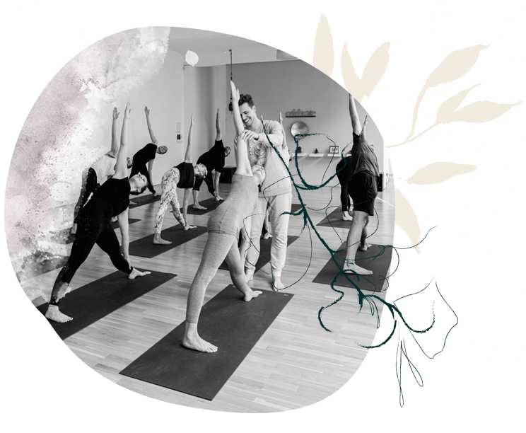 Yoga course Berlin with Moritz Ulrich during a yoga exercise