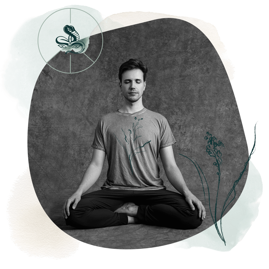 Yoga-Lehrer Moritz Ulrich begleitet eine ruhige Yoga-Praxis zur Förderung von Balance, Regeneration und Burnout-Prävention
